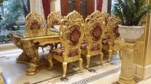 Bàn ăn mạ vàng