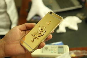 iphone 6 mạ vàng gắn rồng đúc vàng- Vina Gold Art