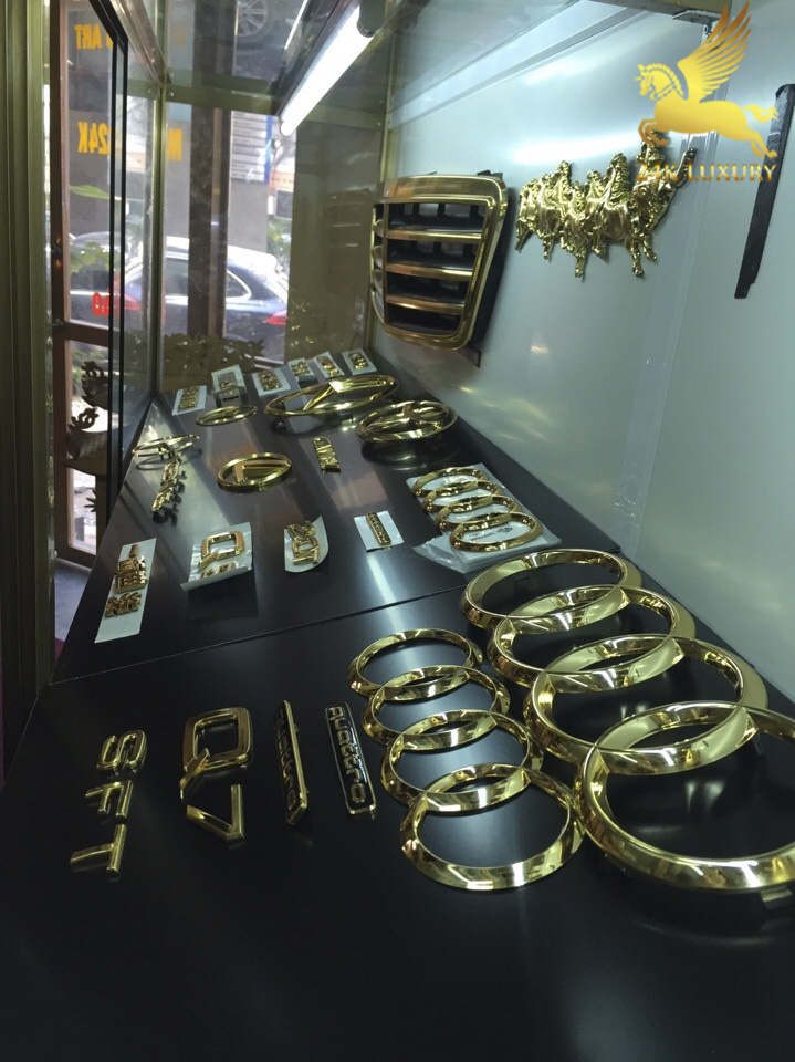 Các bộ phụ kiện - logo ô tô mạ vàng 24k tại Showroom công ty Vina Gold Art